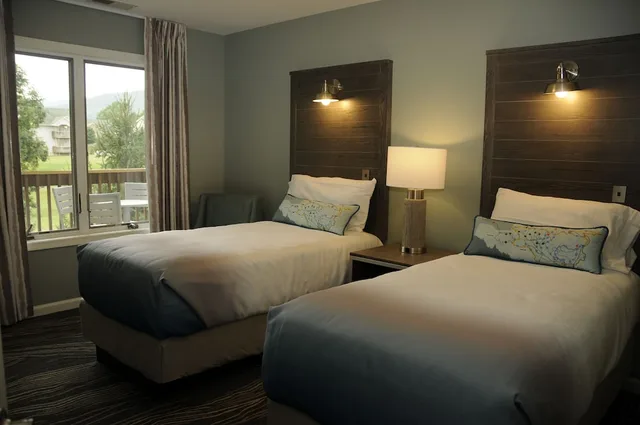 2 Bedrooms, Condo, Deluxe, Twin Beds, King Bed, Partial Kitchen, Sofa, Hot Tub, Kitchen، Massanutten Resort 2/7