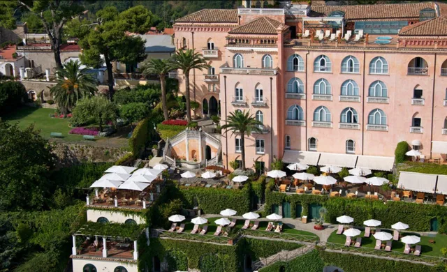 غرفة بسرير كوين بشرفة بإطلالة جزئية على البحر، Palazzo Avino Preferred Hotels And Resorts 1/2