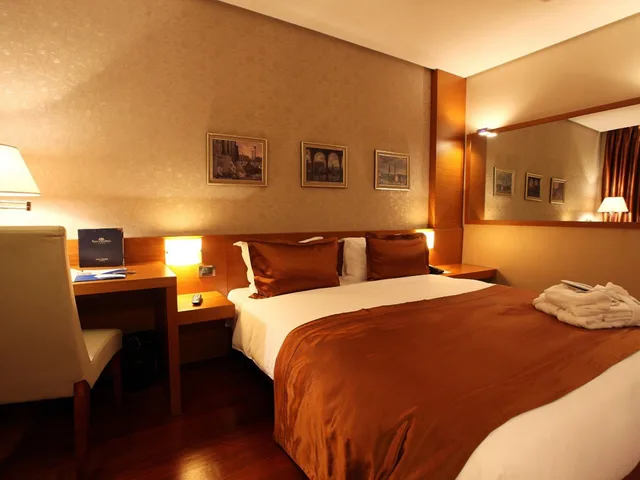 غرفة ديلوكس بسرير كينج، Tirana International Hotel and Conference Centre 4/8