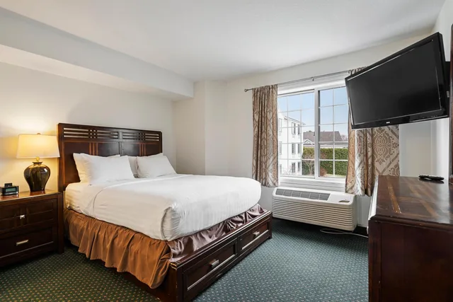 غرفة بسرير كوين بإطلالة، Charlevoix Inn Suites, SureStay Collection by Best Western 7/9