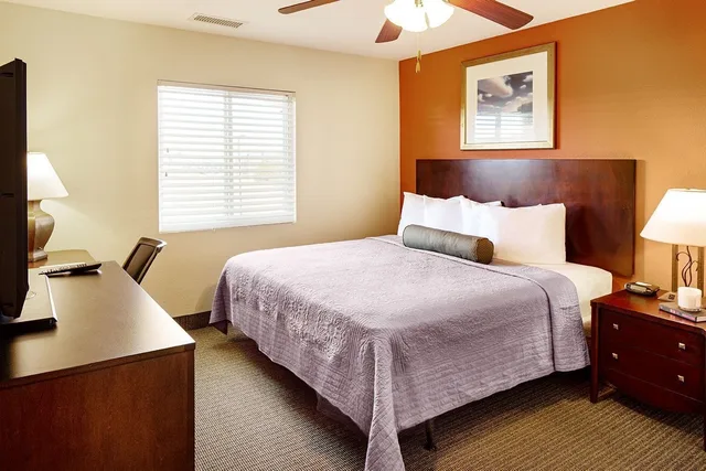 جناح بسرير كينج بغرفة نوم واحدة مع أريكة، Affordable Suites Augusta 1/1