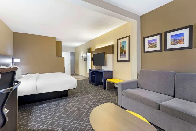 غرفة قياسية بسرير كينج مع أريكة، Comfort Suites Hanes Mall 3/7