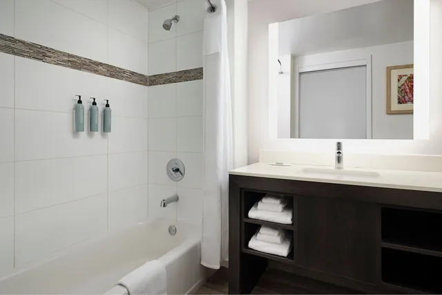 جناح بسرير كينج بشرفة، Residence Inn Miami Beach Surfside 3/3