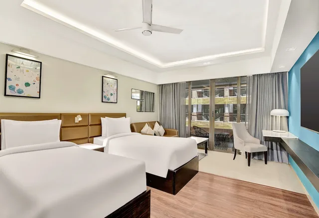 غرفة بريميوم بسريرين منفصلين بإطلالة على المسبح، Radisson Resort Goa Baga 3/8