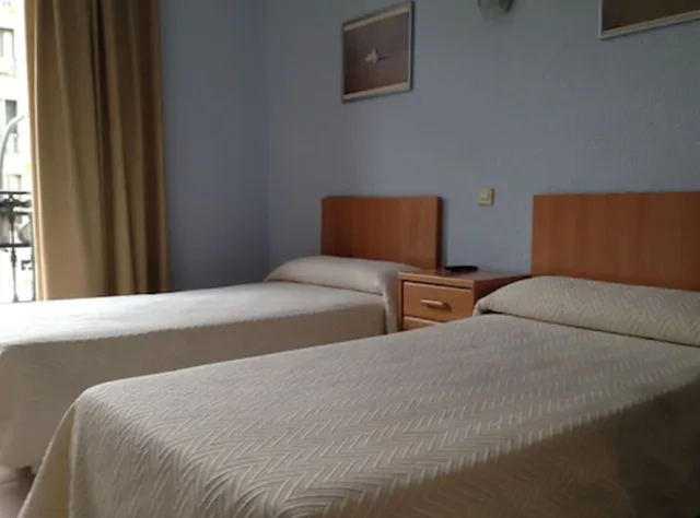غرفة بسرير مزدوج أو سريرين منفصلين بحمام مشترك، Hostal Delfos 3/10