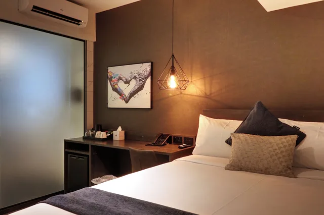 Room, Queen Bed, No Window، The Viv Hotel Wellington 6/8