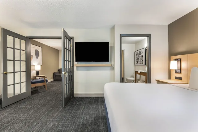 جناح عائلي بسرير كينج مع أريكة، Days Inn & Suites by Wyndham Thunder Bay 3/4
