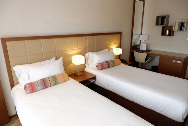 غرفة بسريرين منفصلين بشرفة بإطلالة جزئية على البحر، AC Hotel by Marriott Ambassadeur Antibes - Juan Les Pins 2/4
