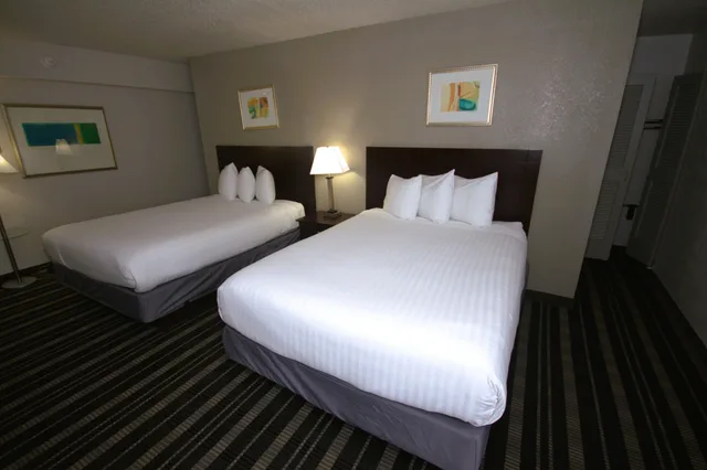 غرفة قياسية بسريرين كوين، Atrium Hotel And Suites 6/10