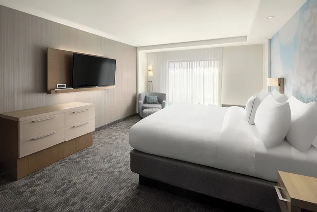 استوديو بسرير كينج مع أريكة لذوي الإعاقة، Courtyard by Marriott Seattle Northgate 1/2
