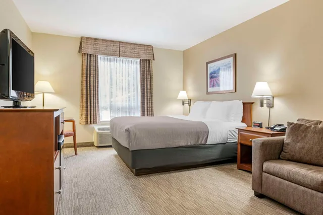 غرفة بسرير كوين مع أريكة، Quality Inn Airport Dieppe 2/7