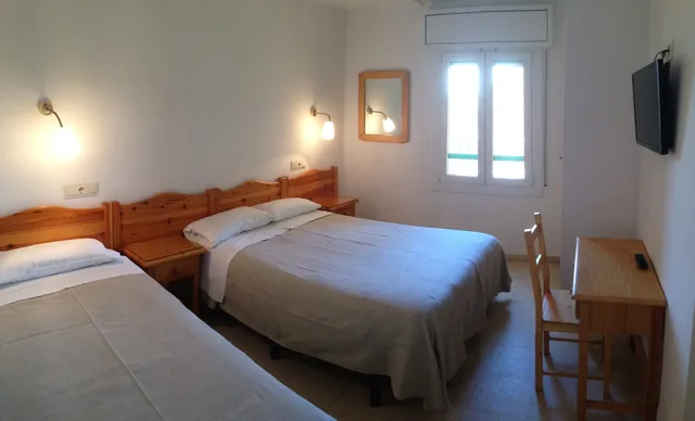 غرفة ثلاثية، Hostal Rom 3/6