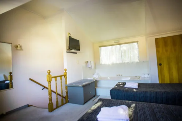 غرفة عائلية بسرير كوين وسريرين فرديين بمسبح خاص، Bennetts Thermal Pools Motor Inn 8/9