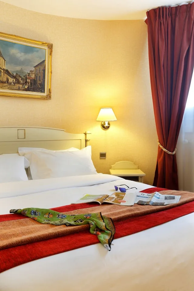 غرفة بسرير كوين مع أريكة، The Originals City Hotel Paix Republique Paris 3/4
