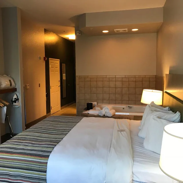 جناح بسرير كينج بجاكوزي لذوي الإعاقة، Country Inn Suites By Radisson Fond Du Lac Wi 4/7
