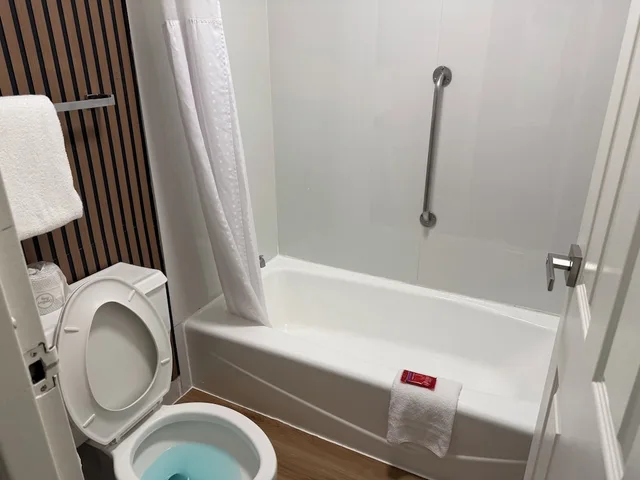 جناح بسرير كينج مع أريكة بحوض جاكوزي، SureStay by Best Western Irving Grapevine DFW North 2/4