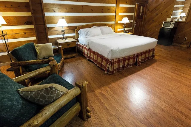 لوفت قياسي بسريرين كوين، Timbers Lodge 4/9