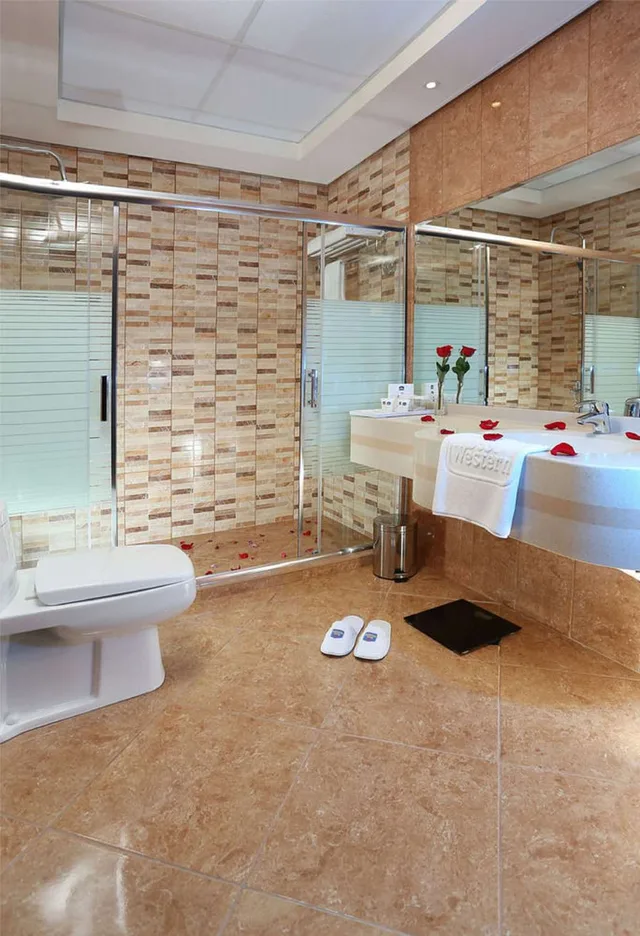 جناح تنفيذي بسرير كينج بمطبخ صغير، Best Western Plus Salmiya 2/2