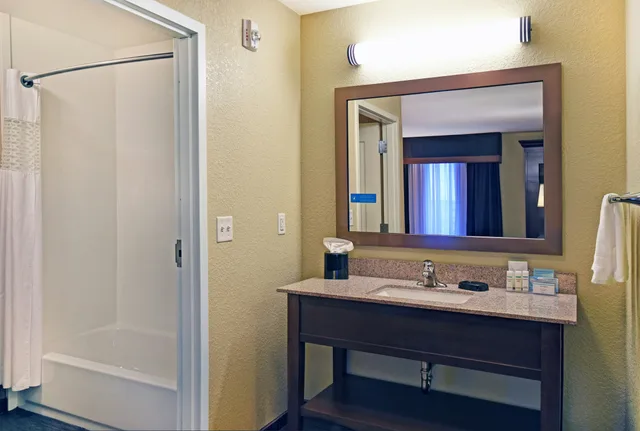 استوديو بسرير كينج، Hampton Inn and Suites Milwaukee Franklin 3/6