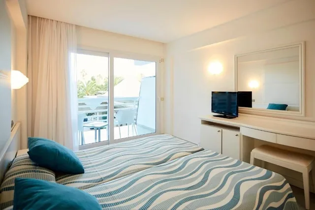 غرفة بسريرين منفصلين بإطلالة جزئية على البحر، Insotel Club Formentera Playa 6/7