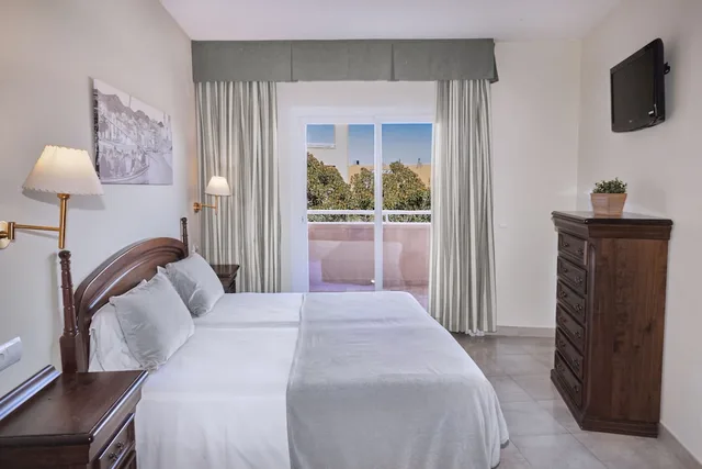 شقة عائلية بسريرين منفصلين بإطلالة على المسبح مع أريكة، Sunway Playa Golf Sitges 2/5