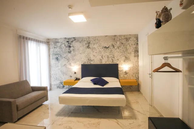 غرفة كومفورت بسرير كوين مع أريكة، Nautilus Hotel 2/3