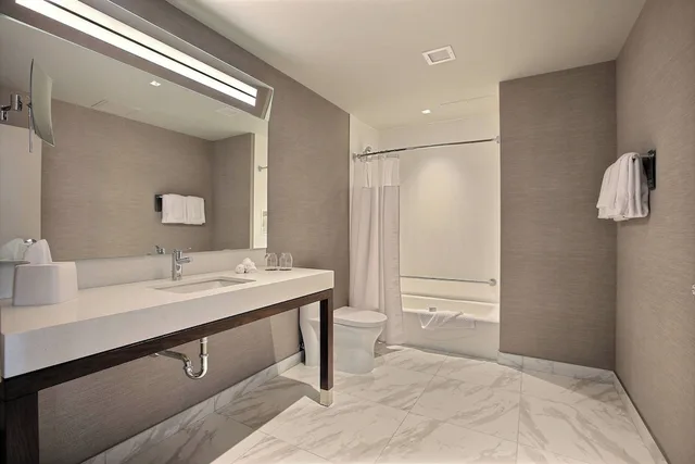 جناح بسريرين كوين بغرفة نوم واحدة مع أريكة، Courtyard by Marriott Montreal Brossard 3/3