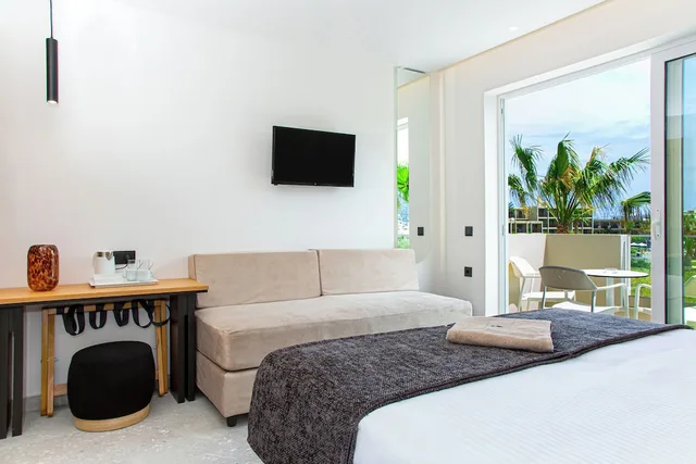 غرفة بريميوم ثلاثية بسريرين منفصلين مع أريكة، Aeolos Beach Resort Crete 7/8