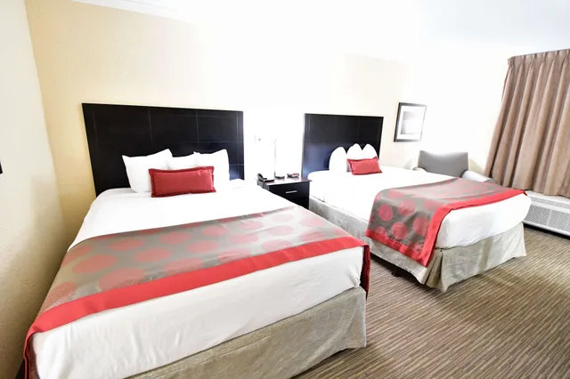 غرفة بسريرين كوين يُسمح فيها بالحيوانات الأليفة، Ramada Hotel & Conference Center By Wyndham Jacksonville 1/3