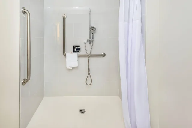 غرفة بسرير كوين لذوي الإعاقة، Comfort Inn & Suites Cochrane, ON 8/8