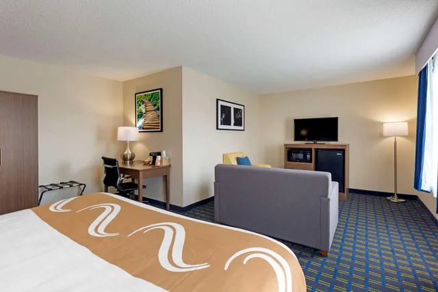 Room, King Bed, Quality Inn Lenox MA 3/4