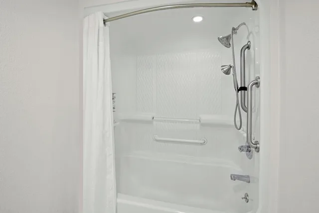 Standard, King Bed, Accessible, Holiday Inn Express Ringgold 1/1
