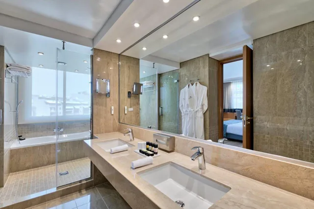 Divine, Suite، Divani Caravel Hotel 3/4