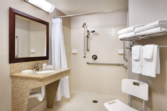 جناح بسرير كينج مع سرير سحّاب إضافي مع أريكة، Springhill Suites by Marriott Thatcher 3/5