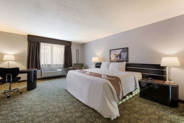 غرفة قياسية بسرير كينج بحوض جاكوزي، Quality Inn & Suites Red Wing, MN 3/6