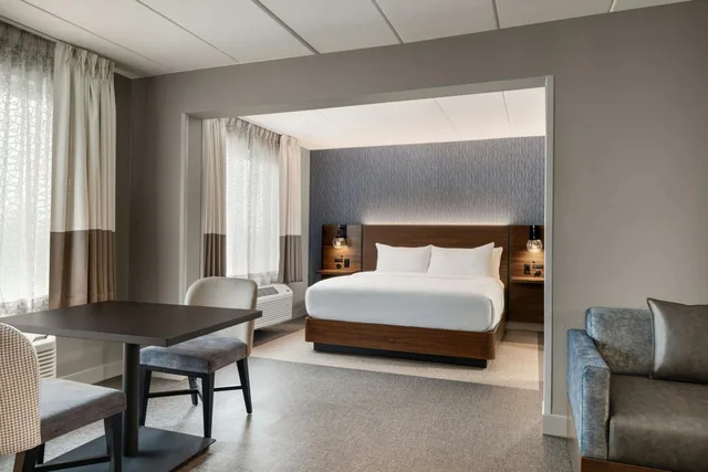 جناح بسرير كينج مع أريكة، Four Points by Sheraton Columbus - Polaris 1/7
