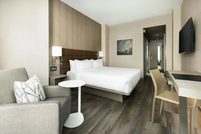 غرفة قياسية بسرير كينج بحوض استحمام لذوي الإعاقة، AC Hotel by Marriott Bethesda Downtown 4/8