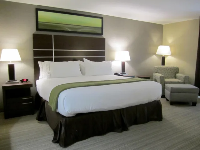 جناح لذوي الإعاقة، HOLIDAY INN EXPRESS GOLDEN KICKING HORSE 3/4