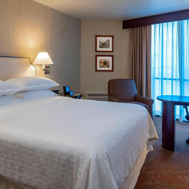 غرفة تقليدية بسرير كوين مع دخول الصالة، Sheraton Houston Brookhollow 1/2