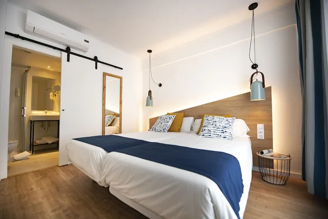 غرفة بسرير مزدوج بإطلالة على البحر بشرفة، Blanca Hostal Ex Apolo Hostal 3/7