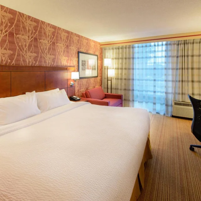 غرفة بسرير كينج مع أريكة بحوض استحمام لذوي الإعاقة، Courtyard by Marriott Canton 1/3