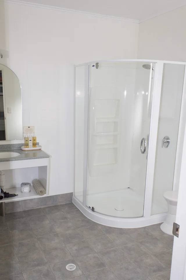 Luxury, Studio, 1 King and 1 Single Beds, Jetted Tub, Jasmine Court Motel 7/9