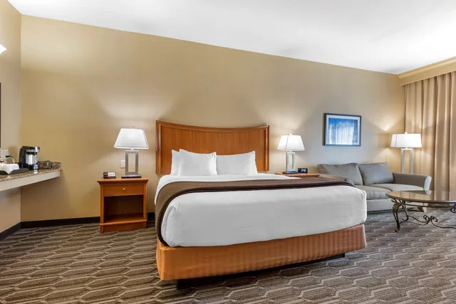 غرفة قياسية بسرير كينج بشرفة مع أريكة، Best Western Plus Swiss Chalet Hotel & Suites 2/6