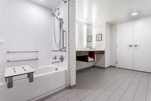 غرفة بريميوم بسرير كوين لذوي الإعاقة، Holiday Inn Columbus an IHG Hotel (ex. Comfort Inn and Suites) 4/4