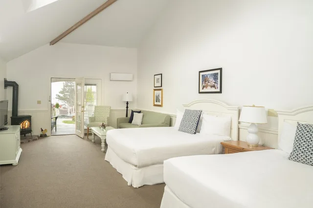 Deluxe, Lodge, 2 Queen Beds, Woods View, Sofa, Balcony، Spruce Point Inn Resort Spa 1/3