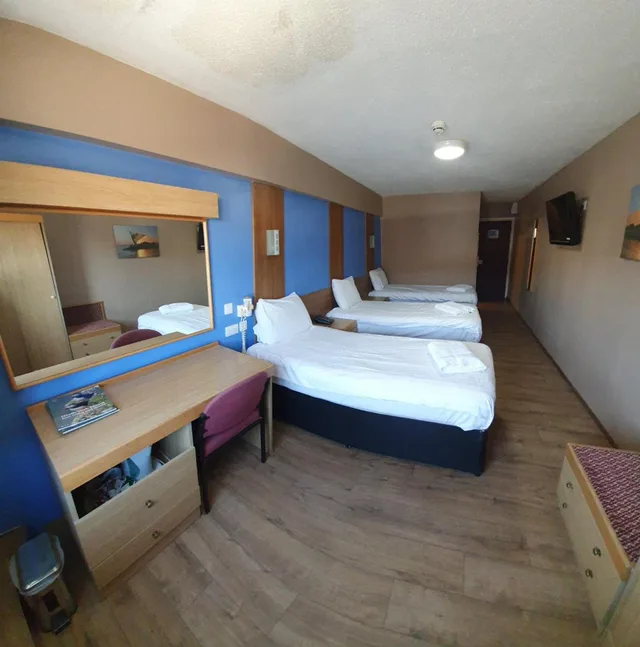 غرفة ثلاثية، Gilson Hotel 4/8