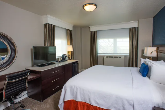 جناح بسرير كينج بغرفتي نوم لذوي الإعاقة، Hotel Alex Johnson Rapid City Curio Collection By Hilton 2/10