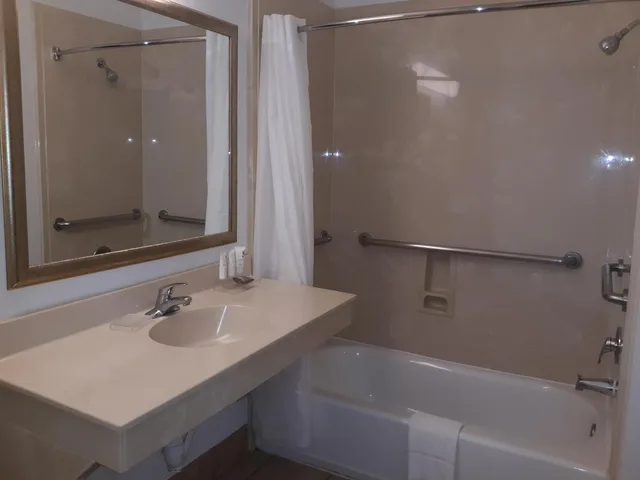 جناح بسرير كوين بغرفة نوم واحدة لذوي الإعاقة، Country Inn Suites By Radisson Round Rock Tx 1/1
