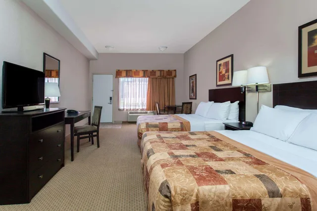 Efficiency, 2 Queen Beds، Ramada By Wyndham Brooks 1/1