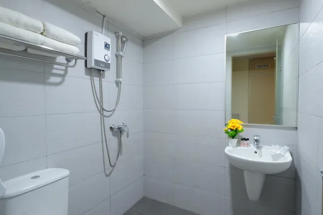 Family Suite, Double and Twin Beds, No Window، Sandpiper Hotel 4/5